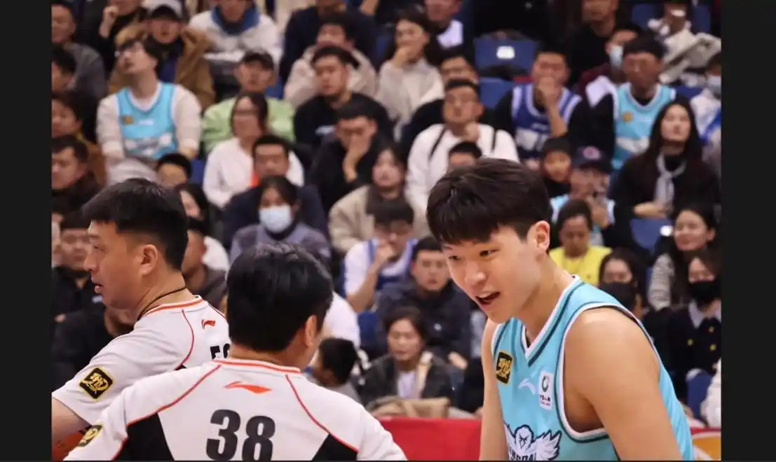 杨瀚森父母启程前往美国陪儿子参加NBA选秀大会的简单介绍