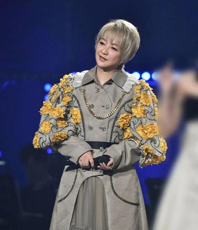 长生发文带话题“世界第一中单”，遭清融粉丝不满，是否合理？